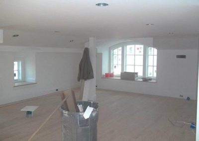 an empty livingroom with freshly painted walls